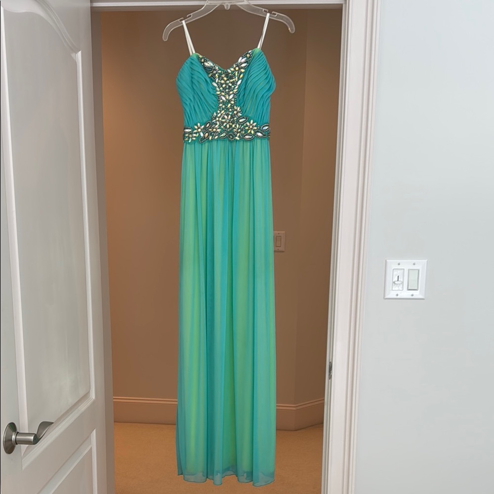Elegant Green Evening Gown with Embellished Bodice junior size 3